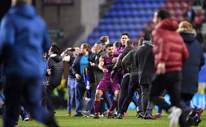 Aguero bị CĐV Wigan đánh sau trận thua sốc
